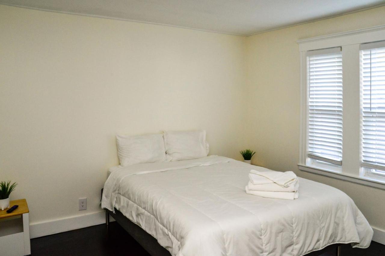Modern Two Bedroom Condo - Boston Stoneham Екстер'єр фото