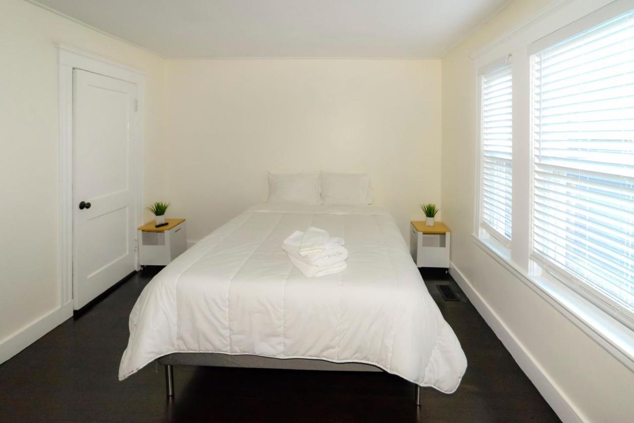 Modern Two Bedroom Condo - Boston Stoneham Екстер'єр фото