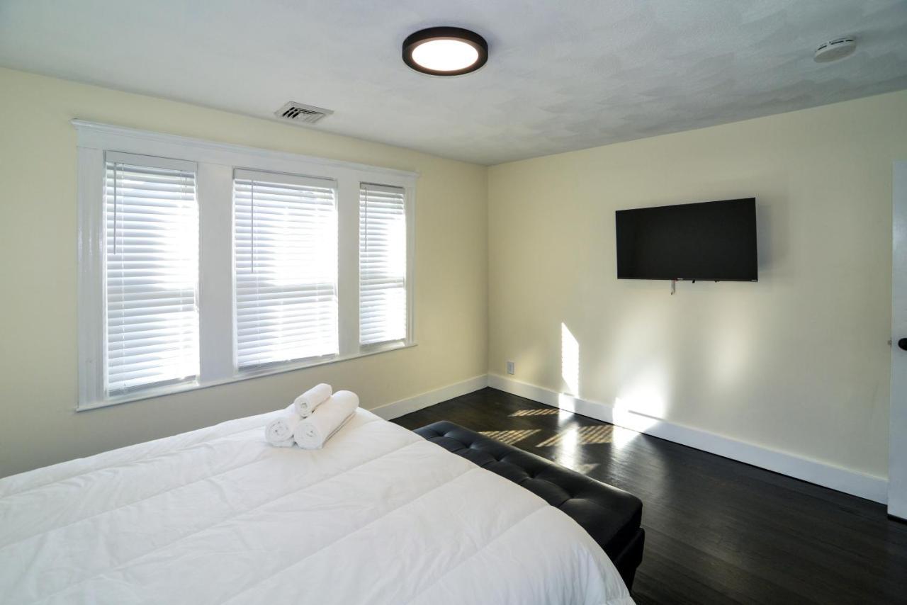 Modern Two Bedroom Condo - Boston Stoneham Екстер'єр фото