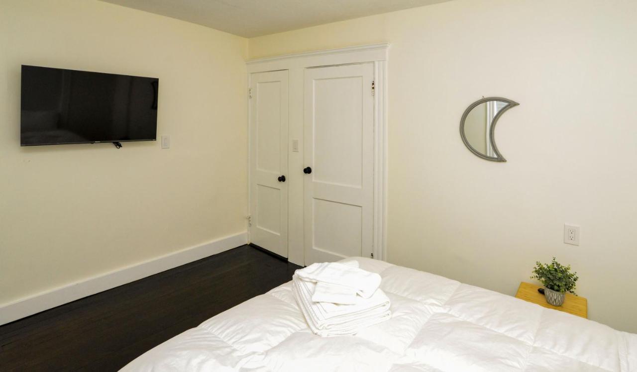 Modern Two Bedroom Condo - Boston Stoneham Екстер'єр фото
