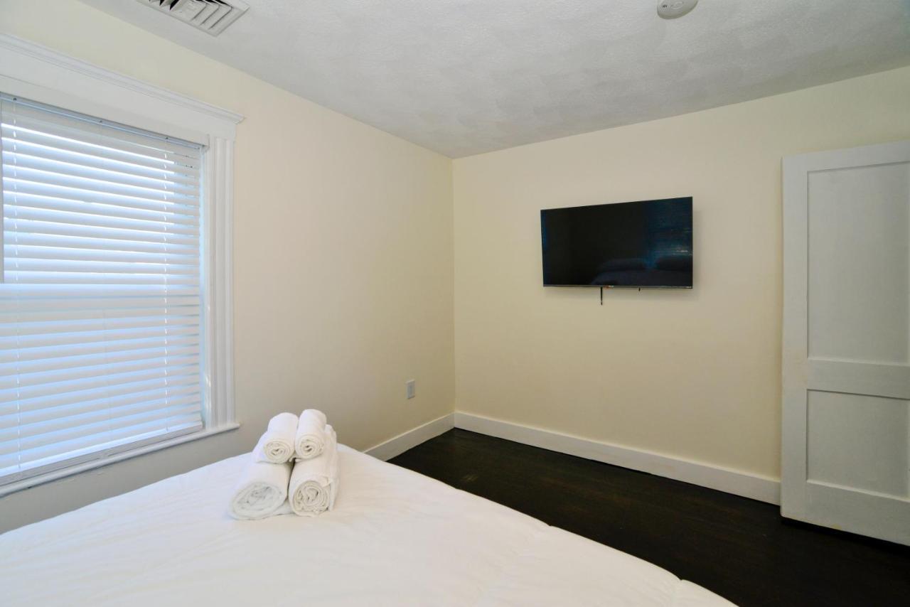 Modern Two Bedroom Condo - Boston Stoneham Екстер'єр фото