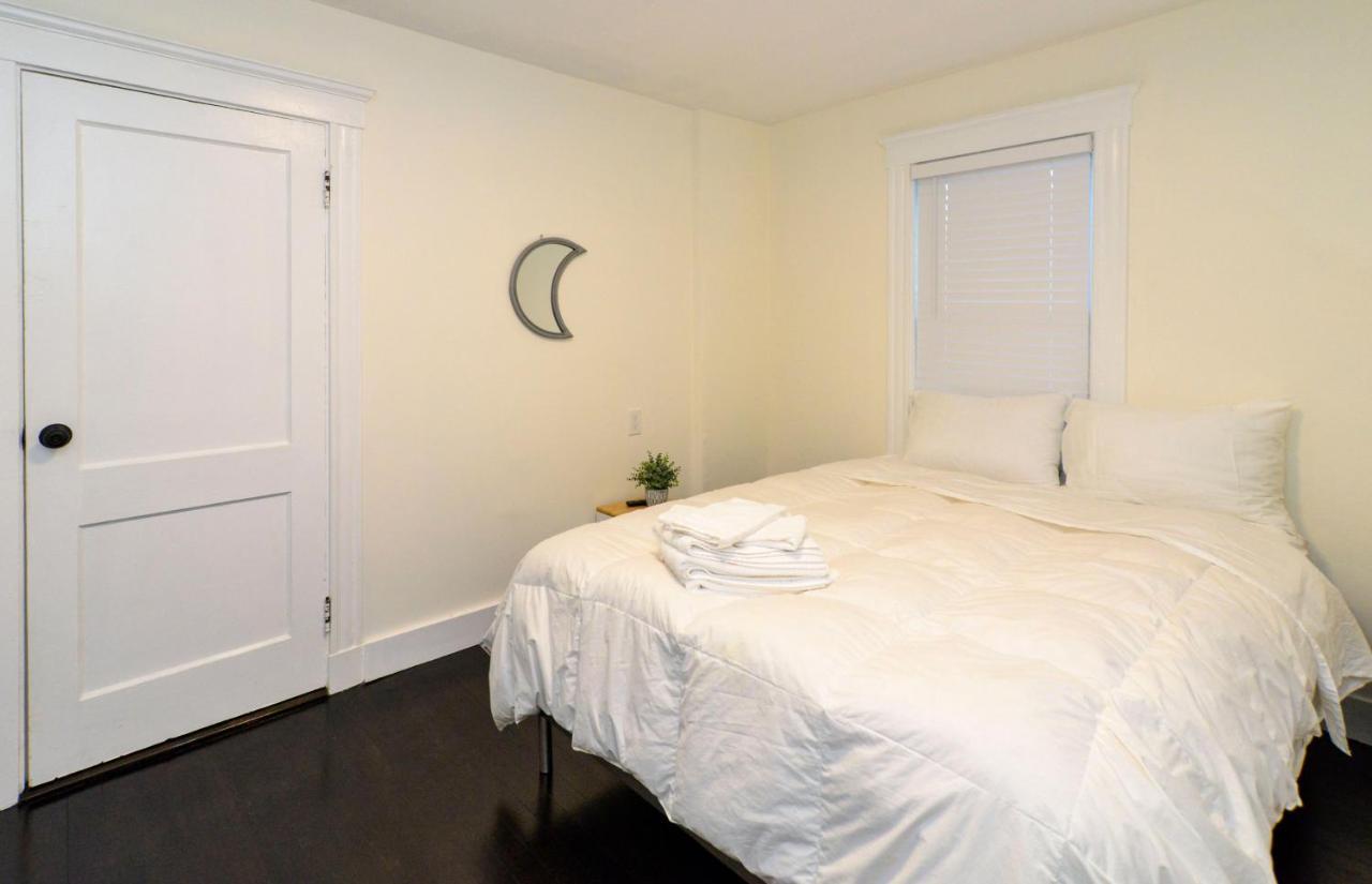 Modern Two Bedroom Condo - Boston Stoneham Екстер'єр фото