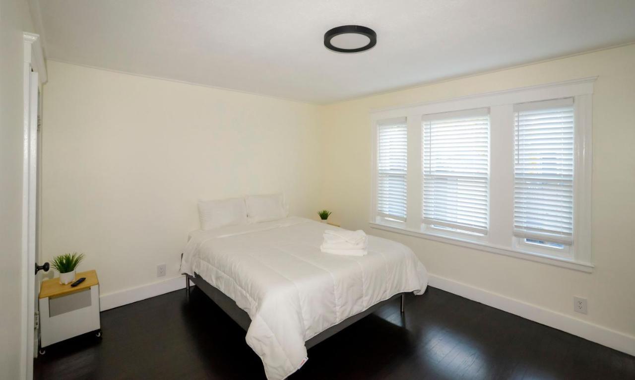 Modern Two Bedroom Condo - Boston Stoneham Екстер'єр фото